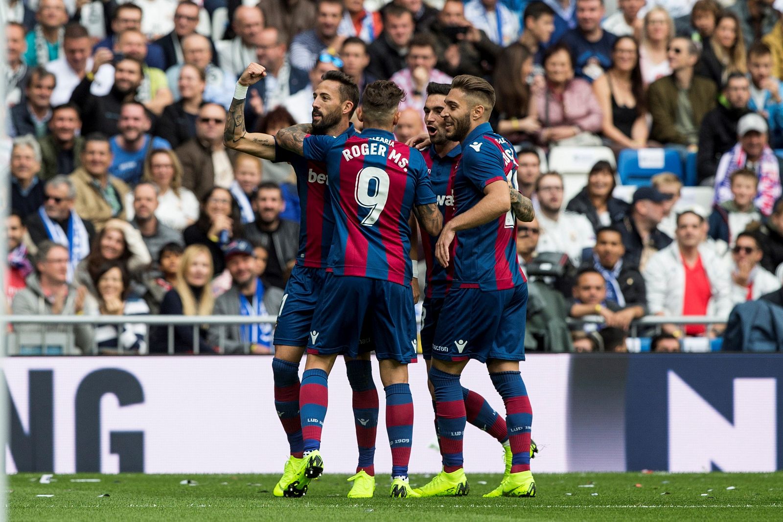 El delantero del Levante José Luis Morales (i) celebra su gol ante el Real Madrid.