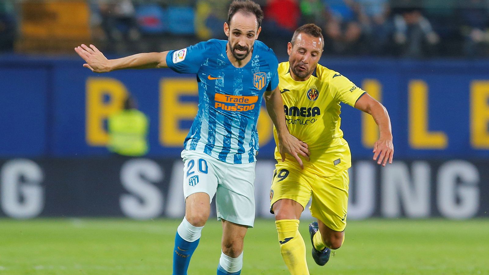 Juanfran y Cazorla, en una acción del partido entre Villarreal y Atlético.