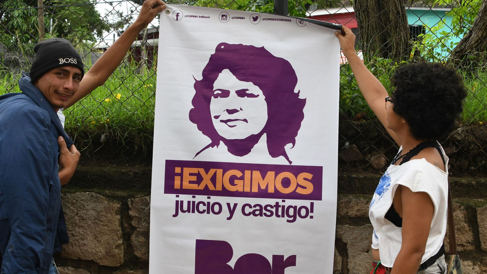 Miembros de organizaciones indígenas de Honduras muestran una foto de la activista Berta Cáceres