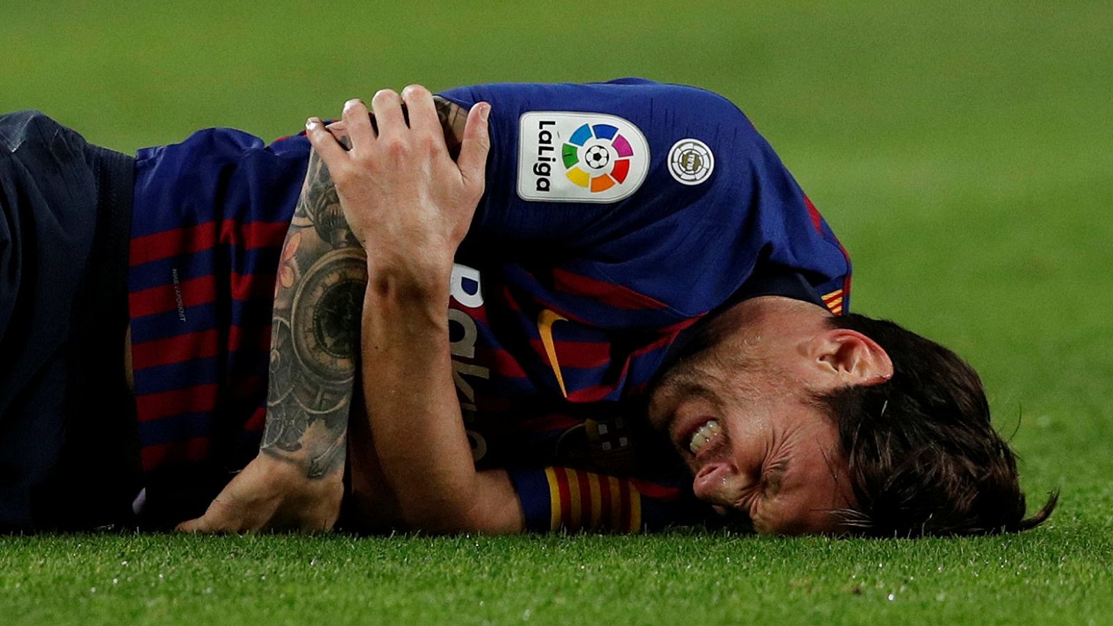 Messi se duele del brazo al lesionarse en el partido contra el Sevilla.