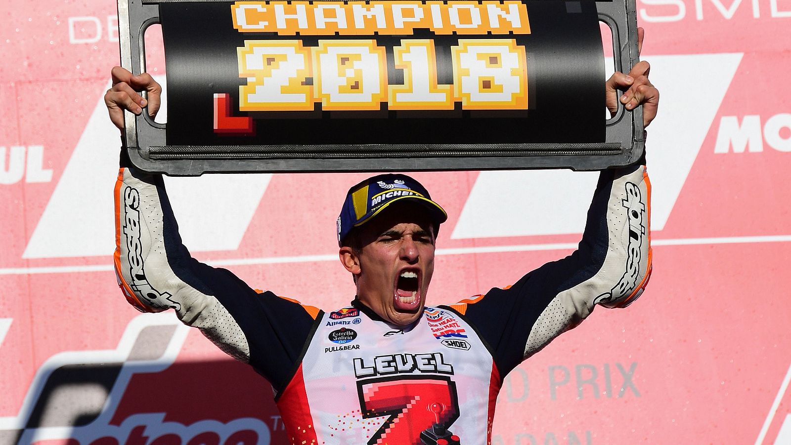 Marc Márquez celebra su quinto campeonato del mundo de MotoGP.