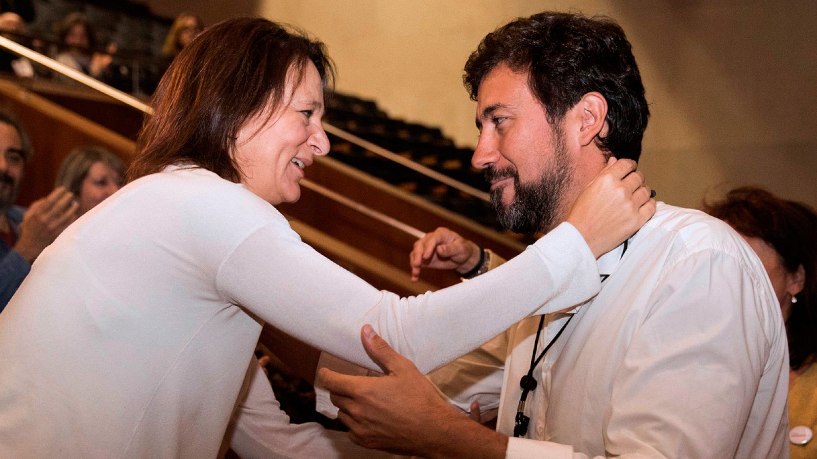 Los diputados de Unidos Podemos Carolina Bescansa y Antón Gómez-Reino, que rivalizan por el liderazgo de la secretaría general de la formación morada en Galicia