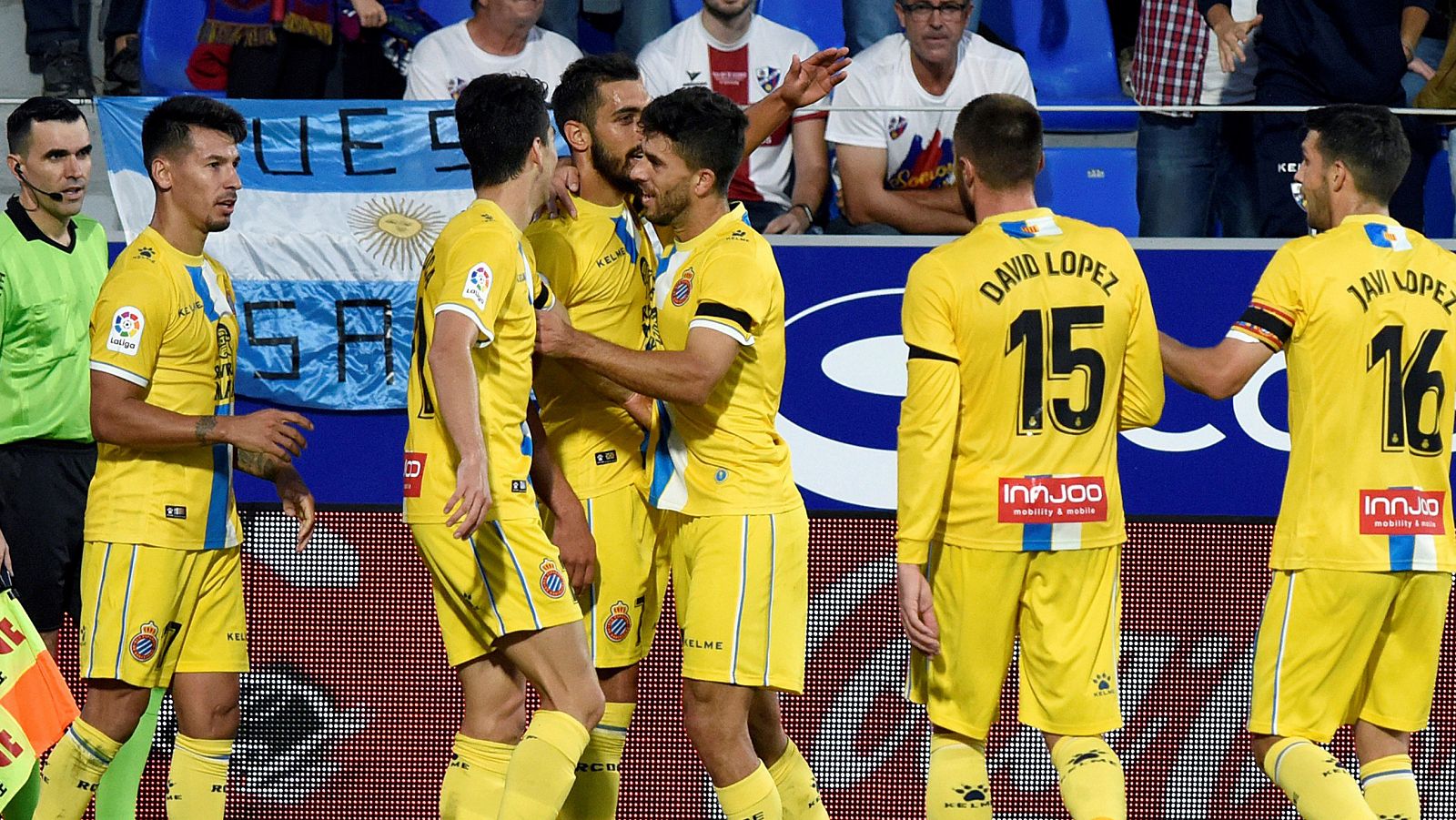 El delantero del R. C. D. Español, Borja Iglesias (c), celebra con sus compañeros su gol anotado ante el Huesca, durante el partido correspondiente a la novena jornada de LaLiga Santander. EFE/ Javier Blasco