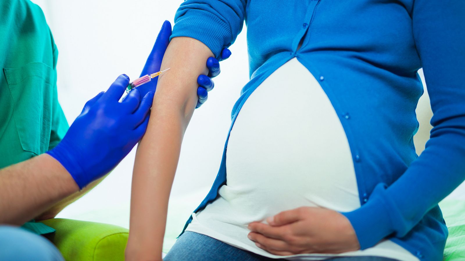 Una mujer embarazada recibe una vacuna