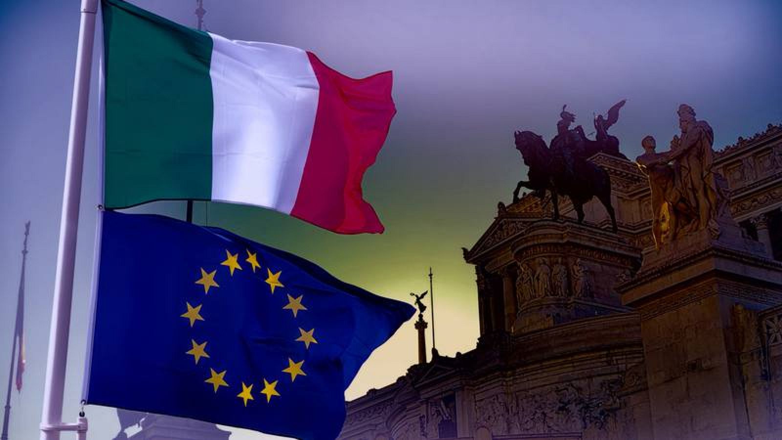 Las banderas de Italia y Europa ondean frente al Parlamento Europeo