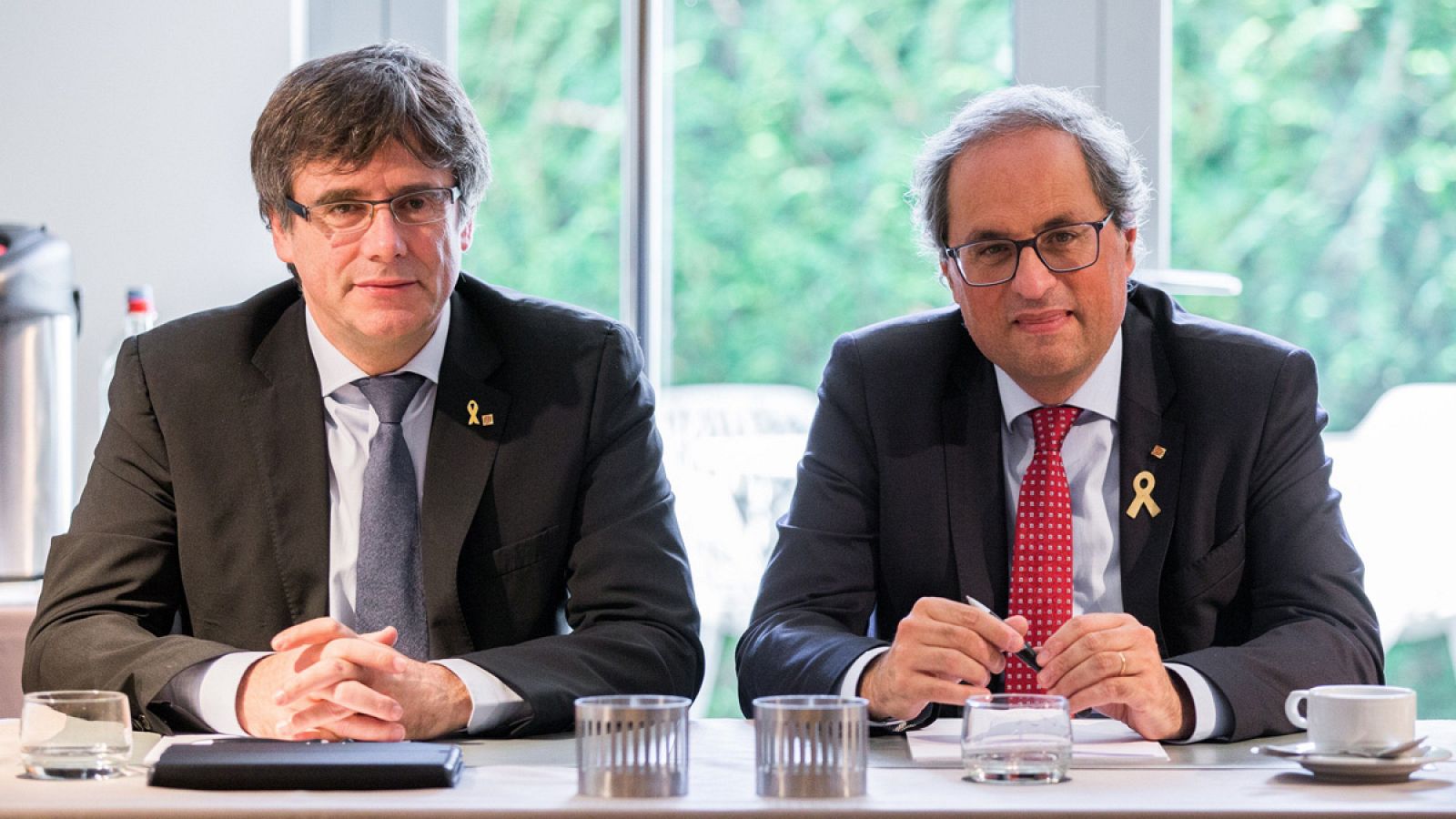 El presidente de la Generalitat, Quim Torra posa junto al expresidente catalán Carles Puigdemont, durante una reunión en Waterllo, Bélgica