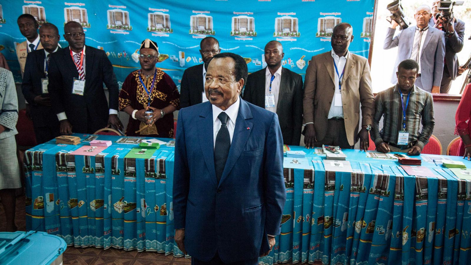 El presidente de Camerún, Paul Biya, vota en Yaounde el pasado 7 de octubre