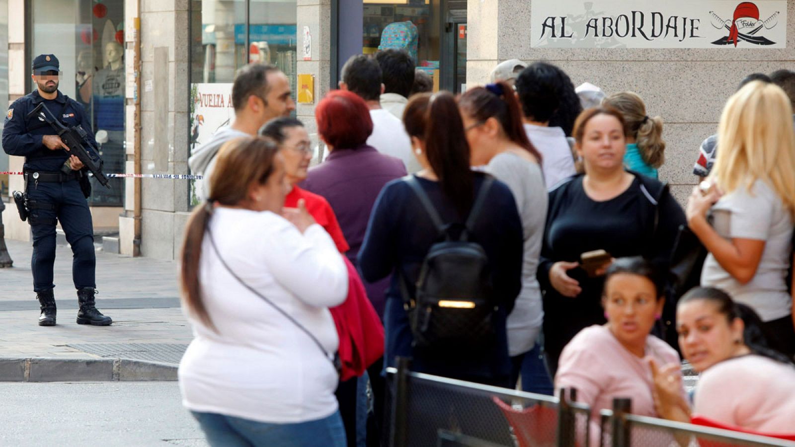 Efectivos de la Policia Nacional en la localidad de Alacuás donde ha sido detenido uno de los dos sospechosos arrestados este martes por pertenecer a una célula yihadista.