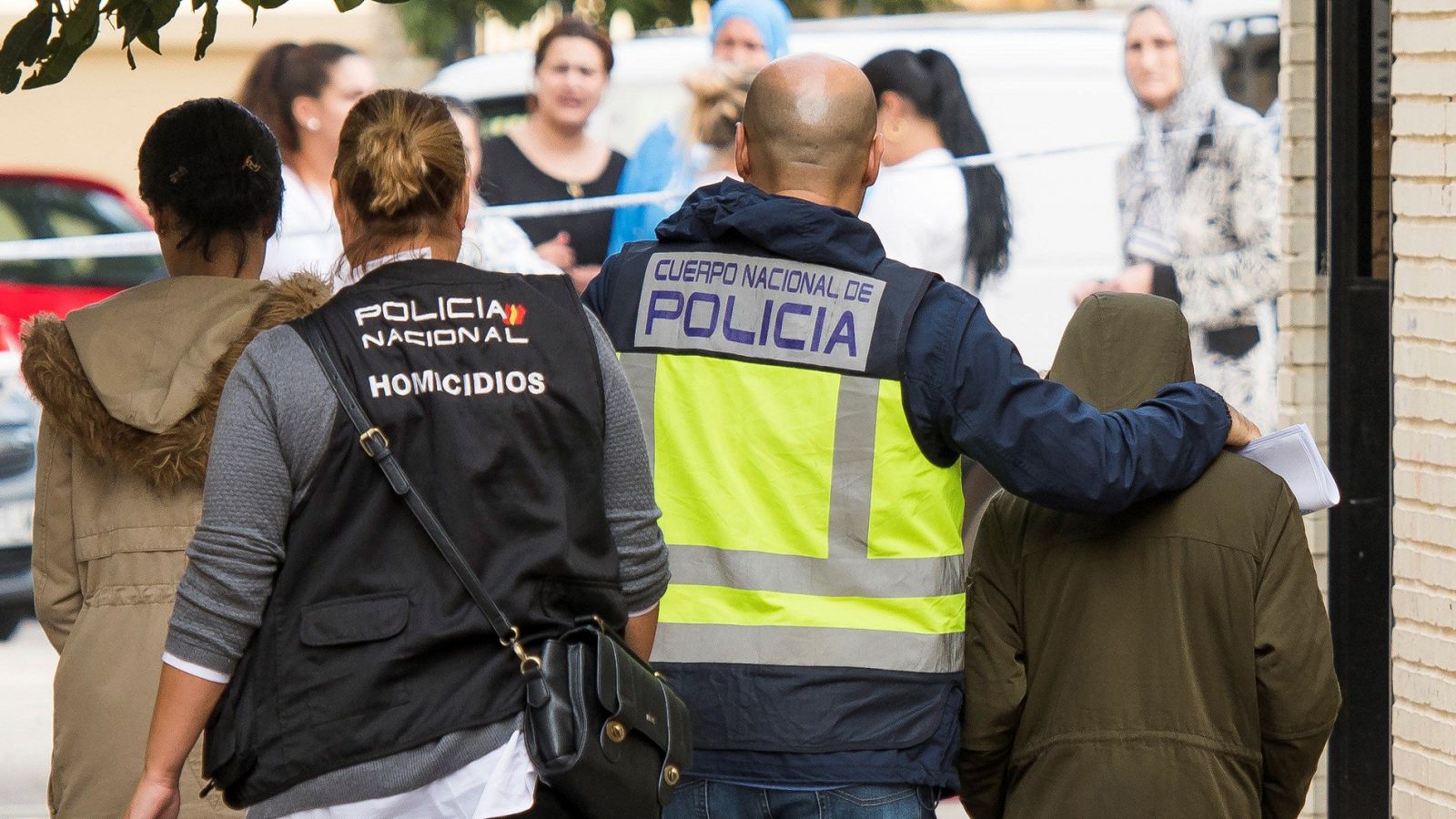 El hijo menor de edad de la mujer asesinada en Sevilla es acompañado por la Policía