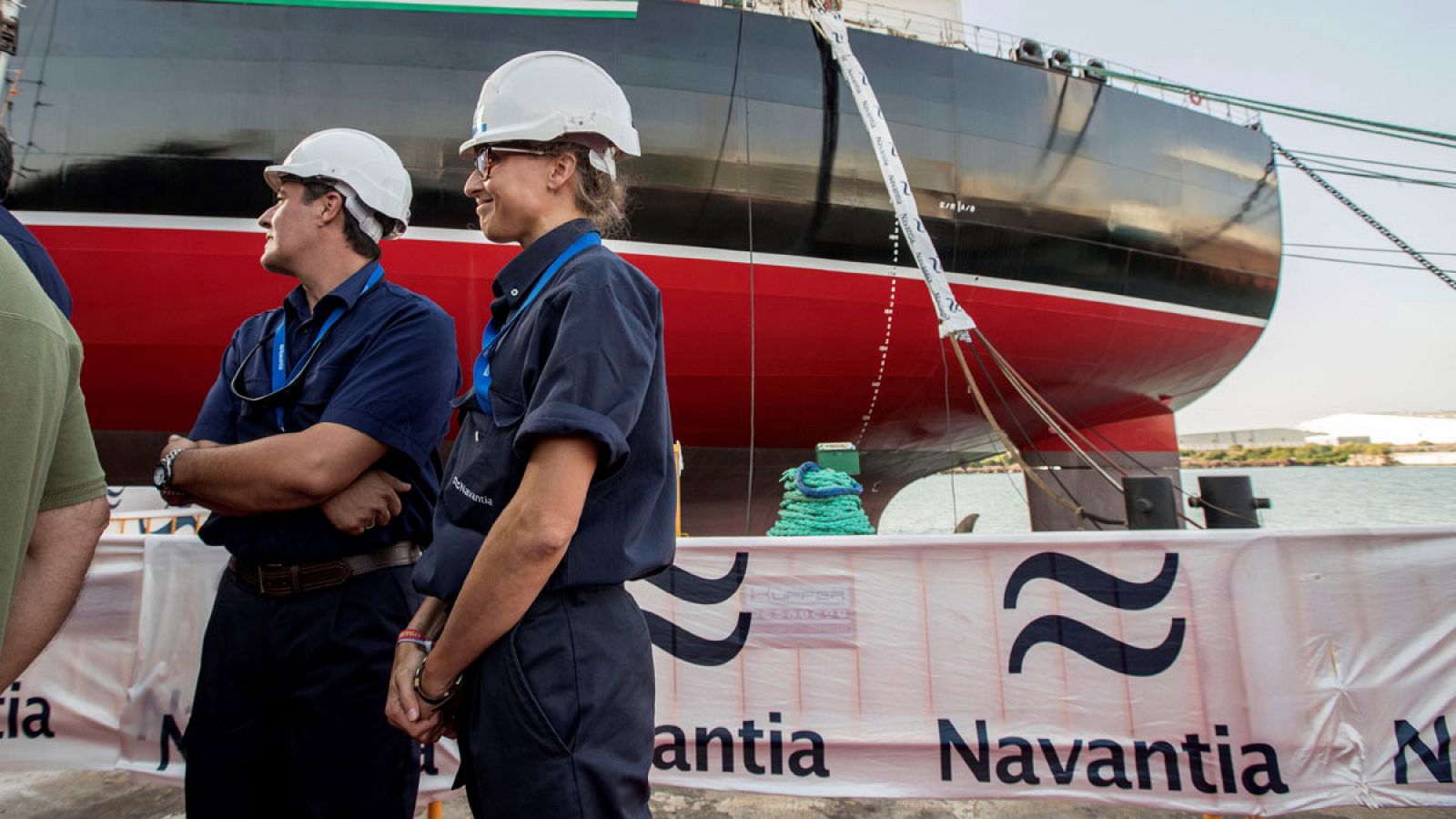Dos operarios ante el segundo petrolero Suezmax para el Grupo Ibaizábal, entregado hace unos meses en las instalaciones de Navantia en Puerto Real (Cádiz).