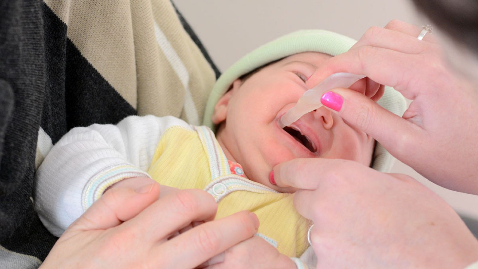 La vacuna contra la polio se administra varias veces en forma de gotas o inyecciones, y casi siempre protege al niño de por vida.