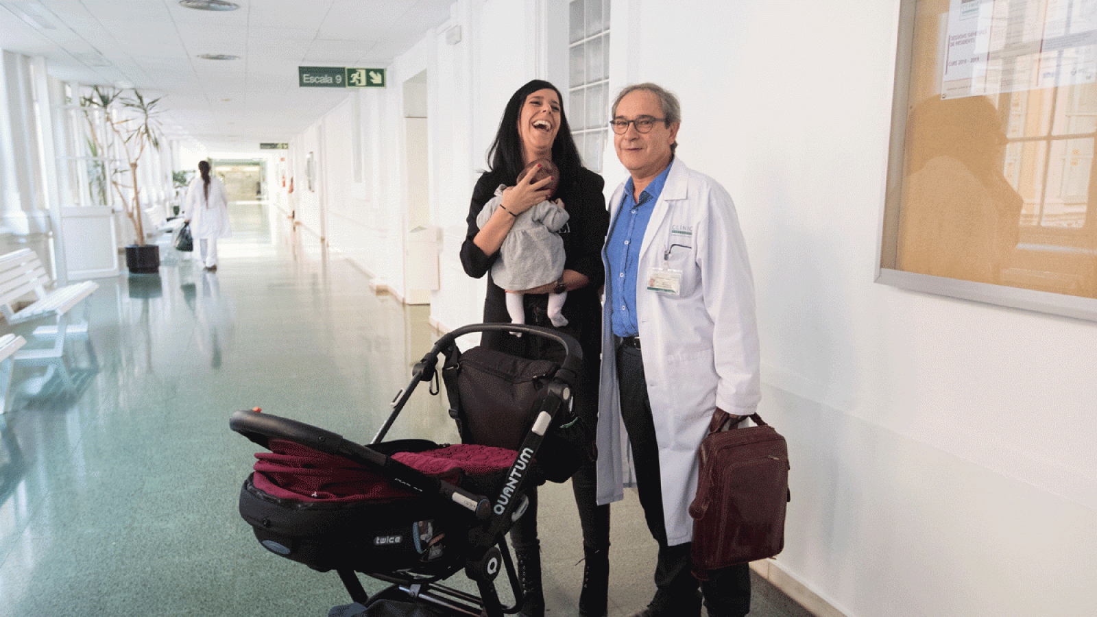 María José Ortega con su bebé en brazos, ha sido madre gracias a una técnica del Hospital Clínic