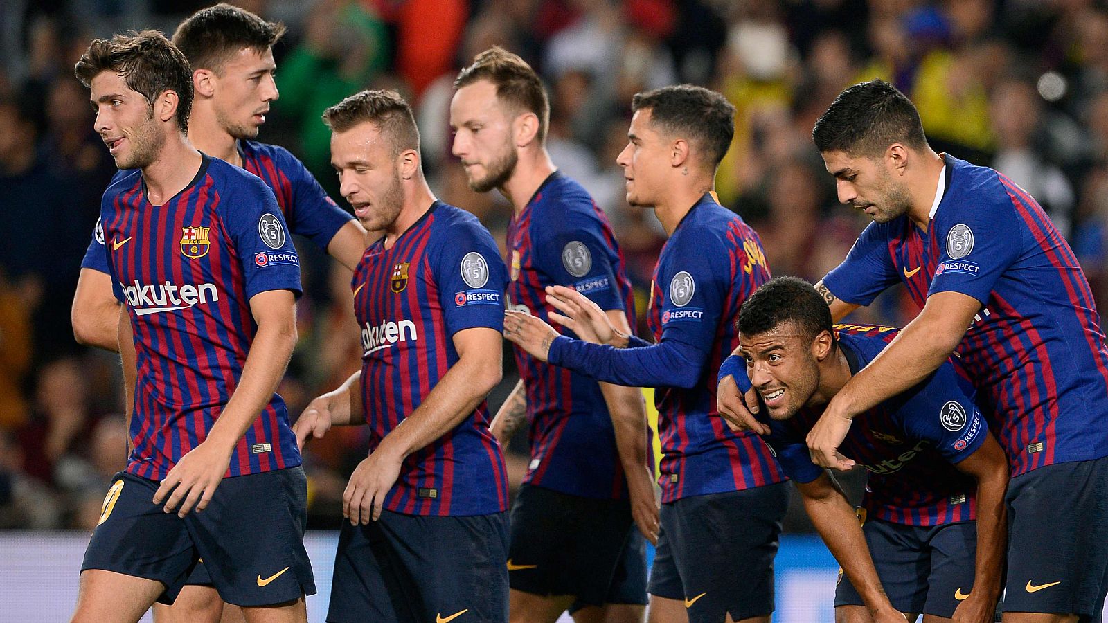 Los jugadores del FC Barcelona celebran el 1-0, obra de Rafinha (derecha).