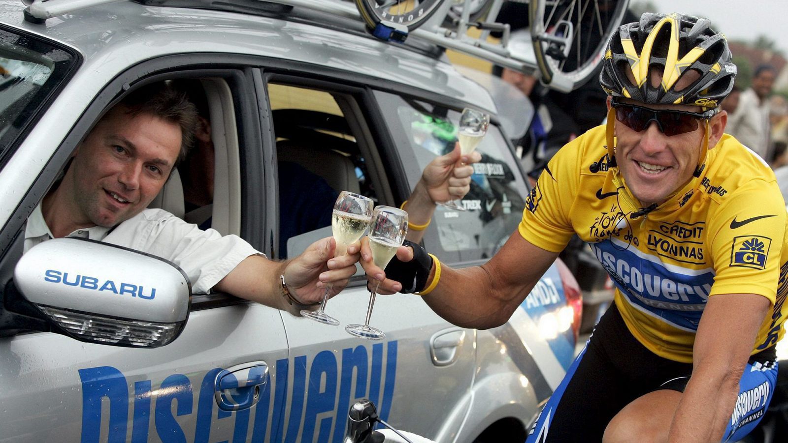 Johan Bruyneel (i) celebra con Lance Armstrong (d) uno de sus siete Tours en imagen de archivo.