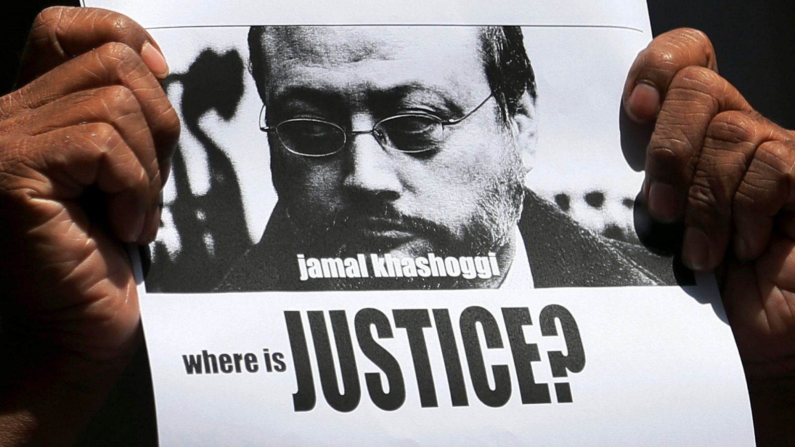 Un periodista de Sri Lanka sostiene un cartel condenando el asesinato de Jamal Khashoggi