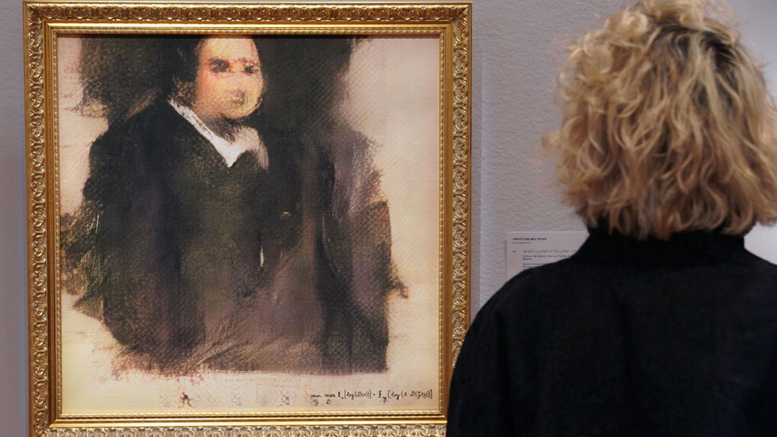Una mujer observando la obra "Portrait of Edmond de Belamy", el primer cuadro creado mediante inteligencia artificial y subastado.