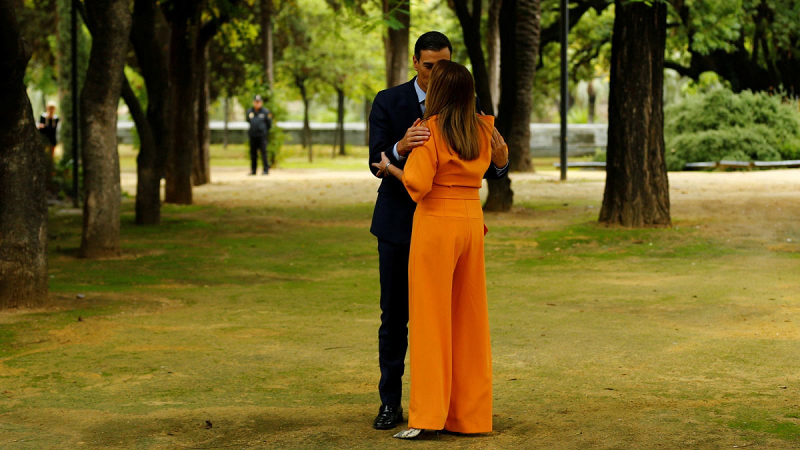 Pedro Sánchez y Susana Díaz se saludan en el Palacio de San Telmo.