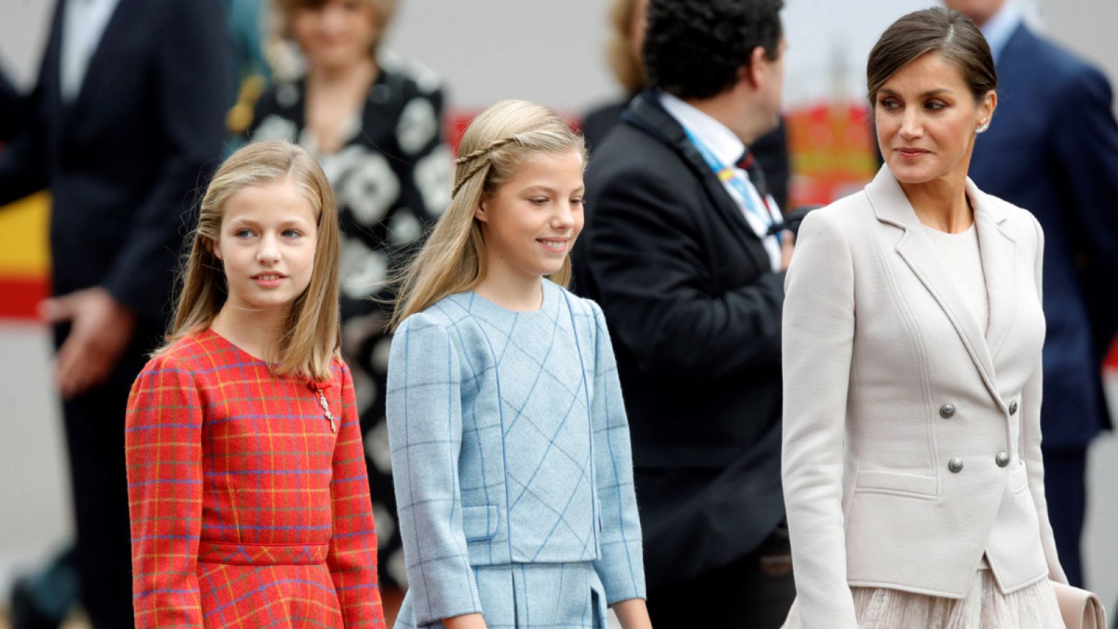 La reina Letizia, junto a sus hijas, la princesa Leonor, y la infanta Sofía, a su llegada al desfile con motivo del 12 de octubre