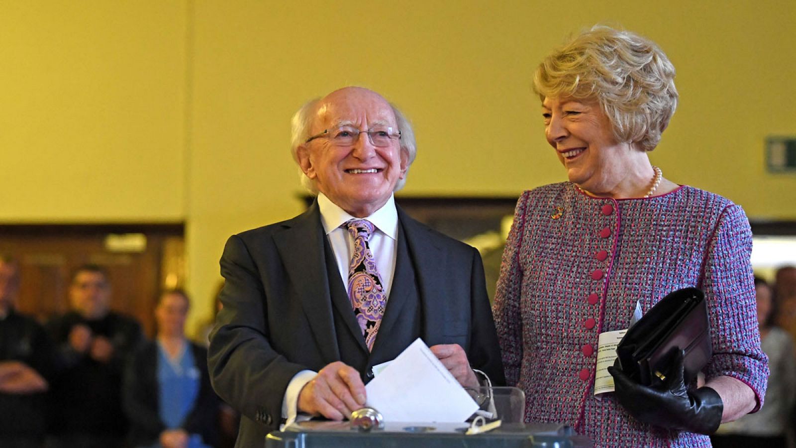 El presidente irlandés Michael D. Higgins con su esposa Sabina vota en las presidenciales