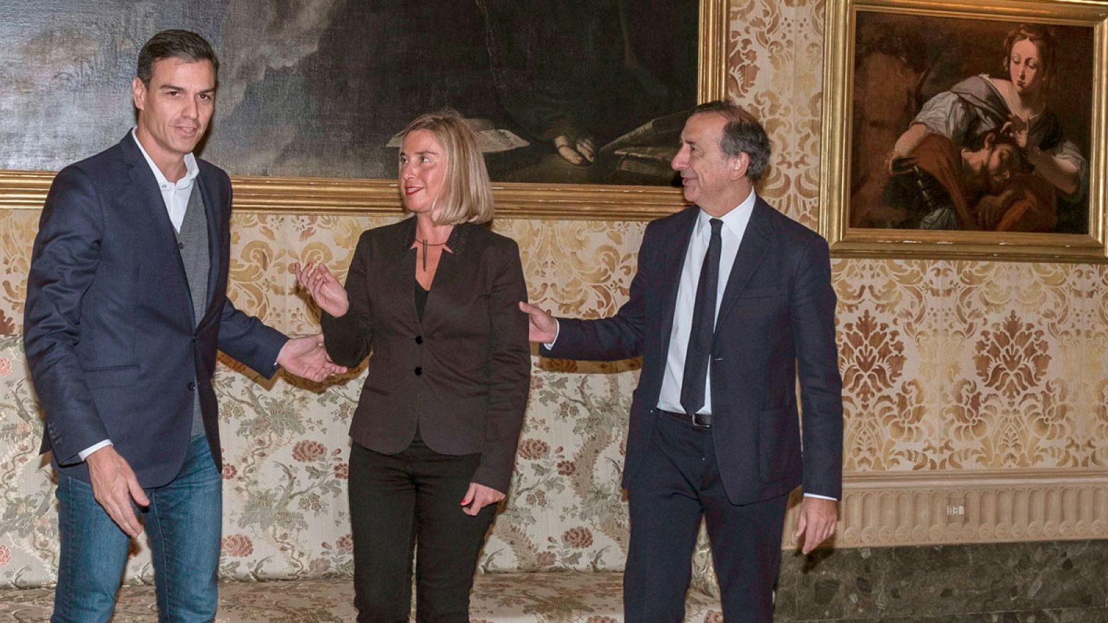 Pedro Sánchez junto al alcalde de Milán, Giuseppe Sala y  Federica Mogherini en el Palazzo Marino en Milán