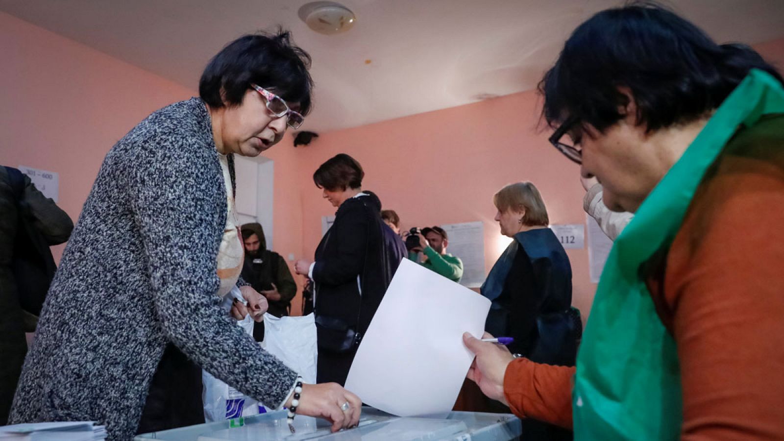 Gente votando en un colegio electoral de Tiflis, Georgia.