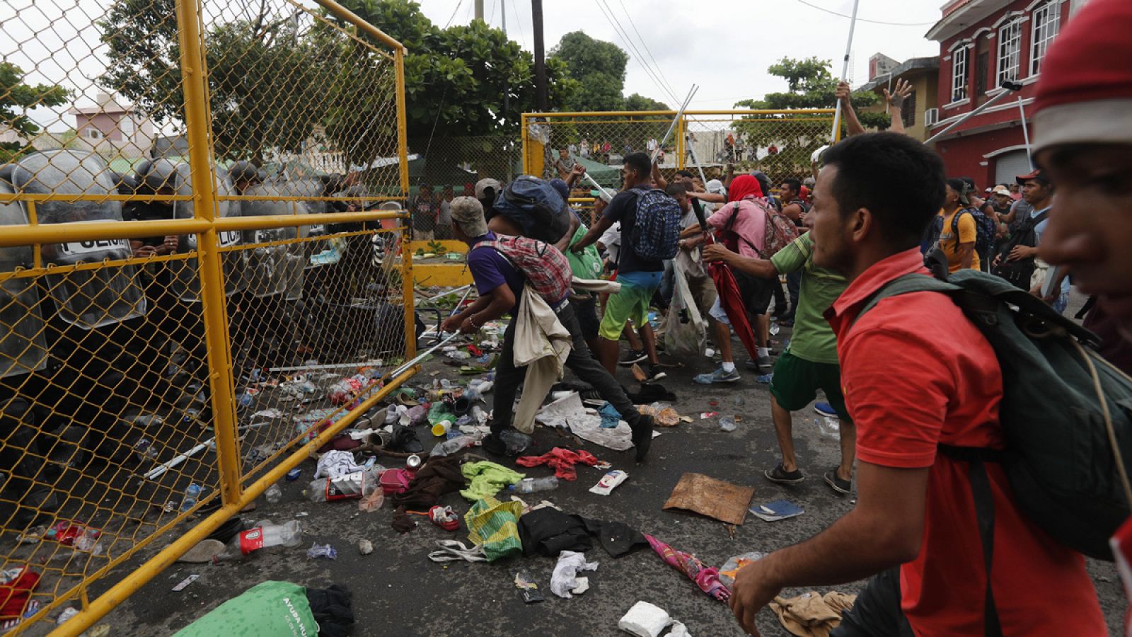 Cientos de migrantes centroamericanos se enfrentan a la policía en el paso fronterizo entre México y Guatemala