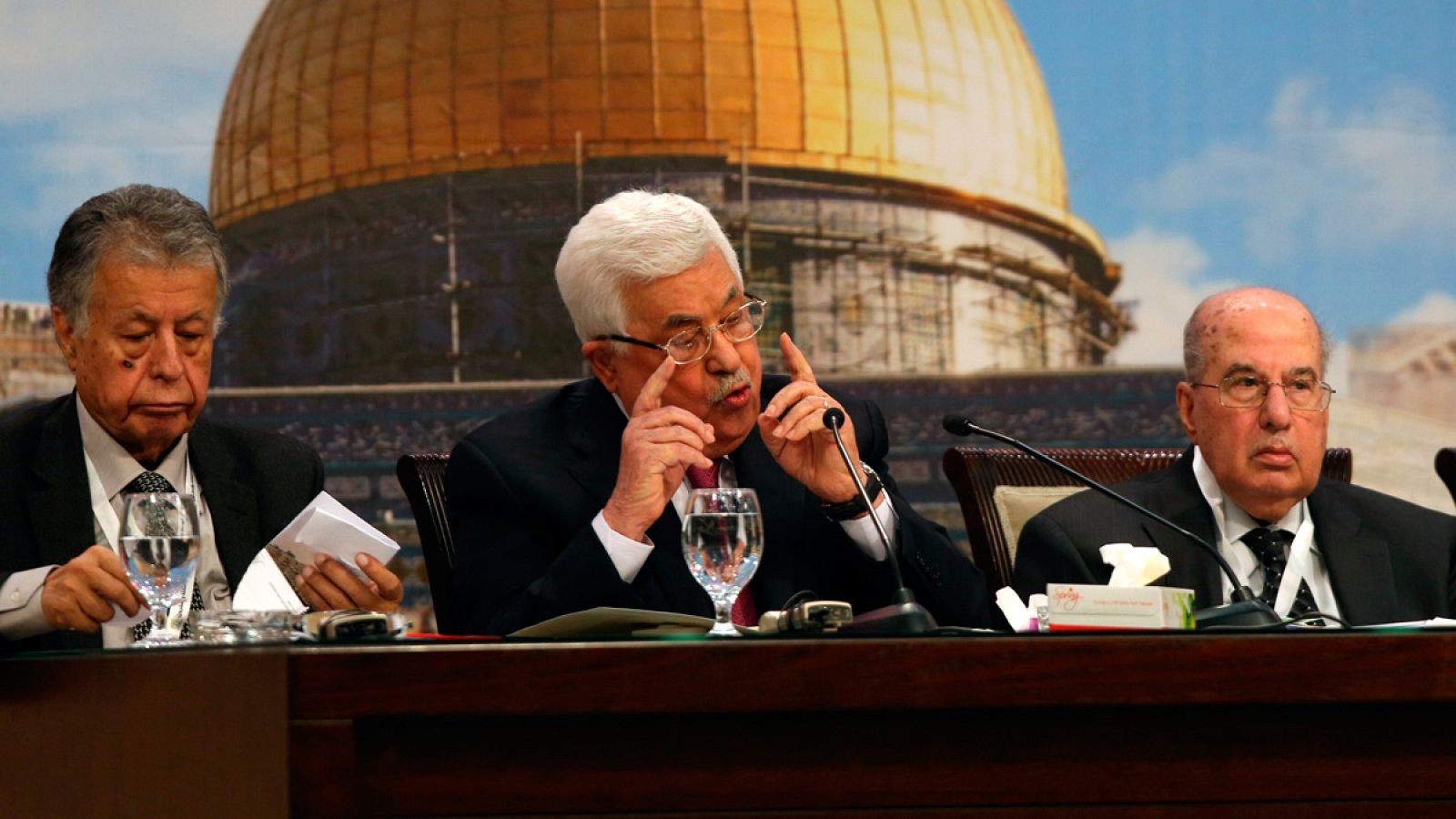 El presidente palestino, Mahmoud Abbas ofrece un discurso ante el Consejo Nacional Palestino en Ramallah