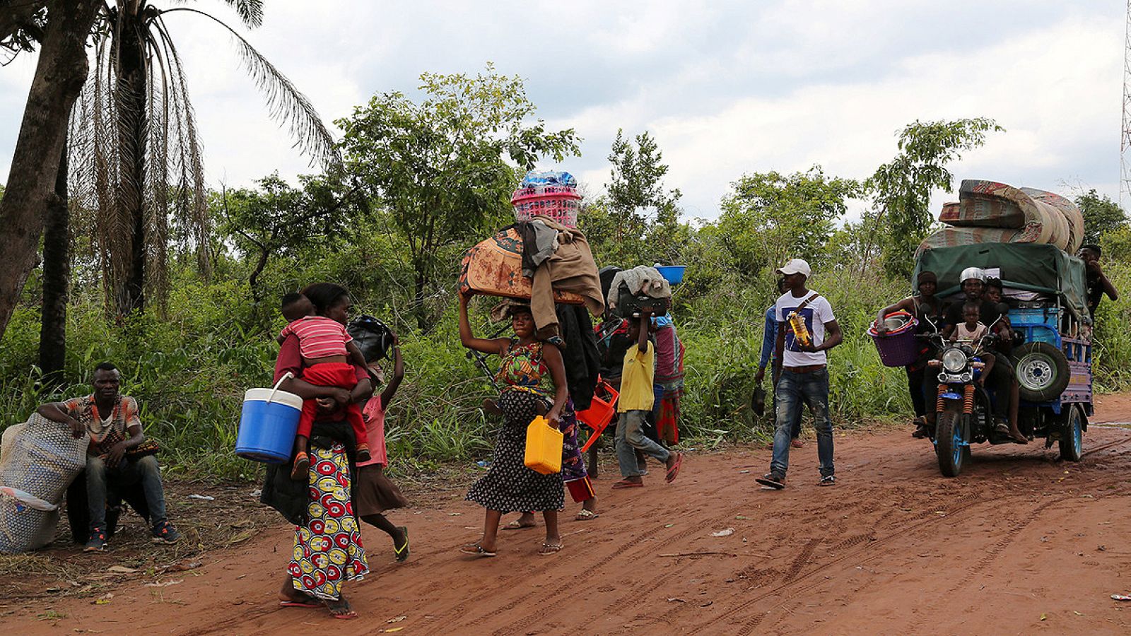 Inmigrantes congoleños expulsados de Angola se dirigen a la provincia de Kasai, en la República Democrática del Congo (RDC), el 13 de octubre de 2018. REUTERS/Giulia Paravicini