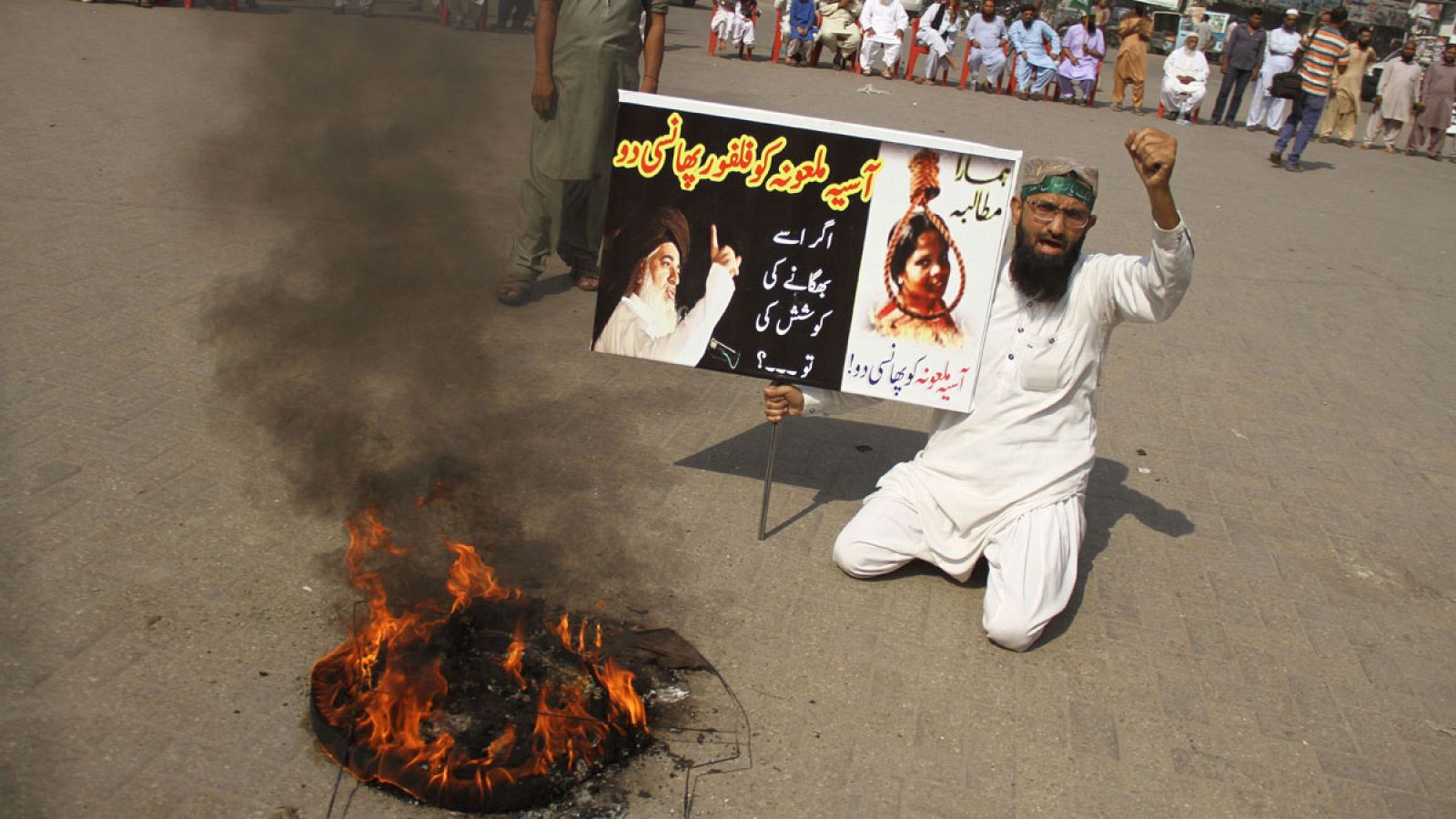 Graves protestas en varias ciudades de Pakistán contra la absolución de la cristiana condenada a muerte por blasfemar.