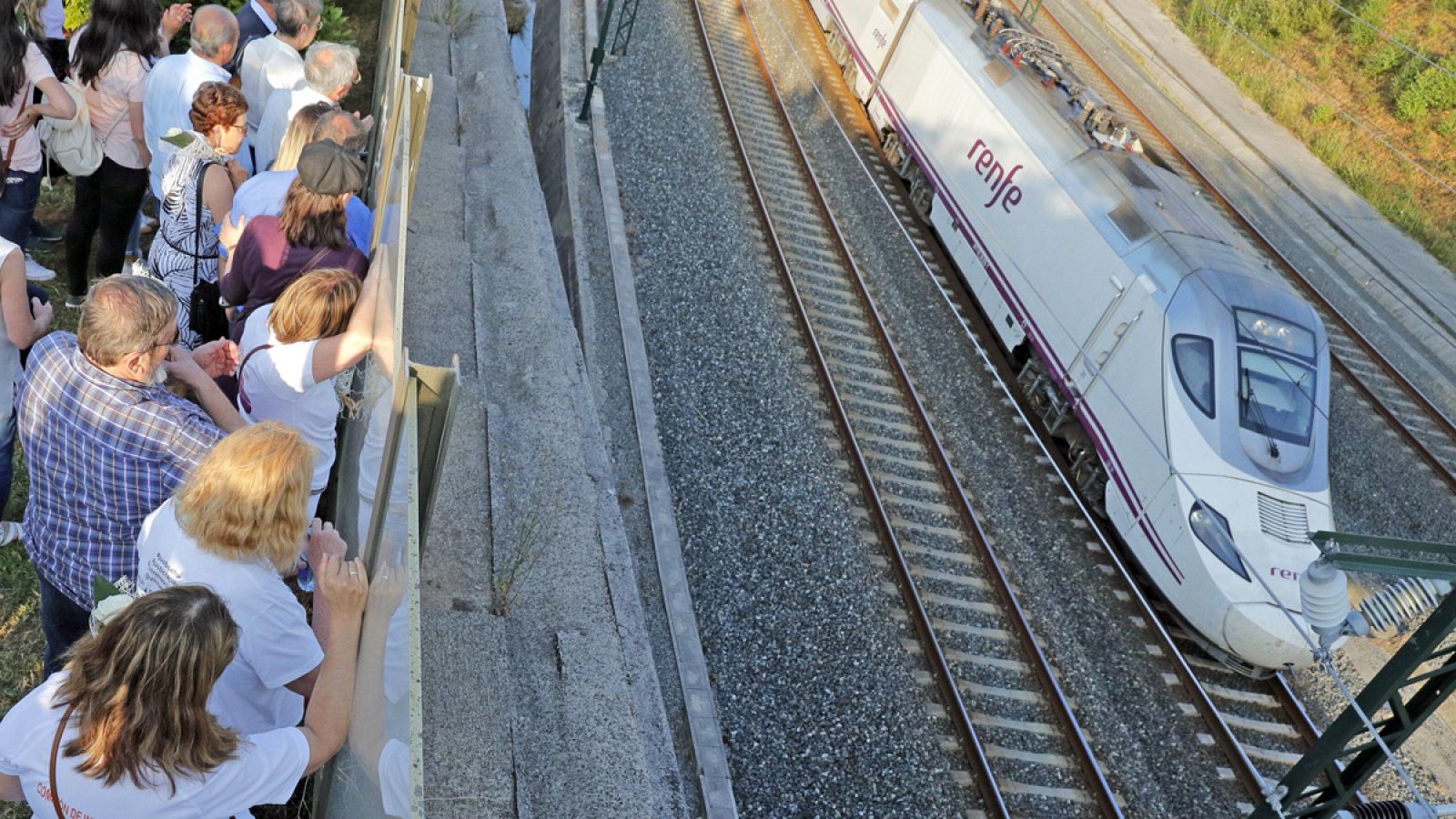 Familiares y amigos de las víctimas del accidente del Alvia, observan el paso de un tren a la misma hora del accidente de 2013, cinco años después