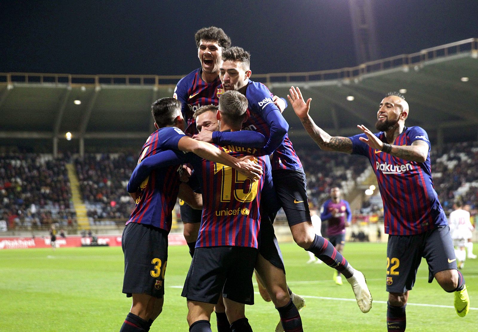 Los jugadores del FC Barcelona celebran el gol marcado por Clement Lenglet ante la Cultural Leonesa.
