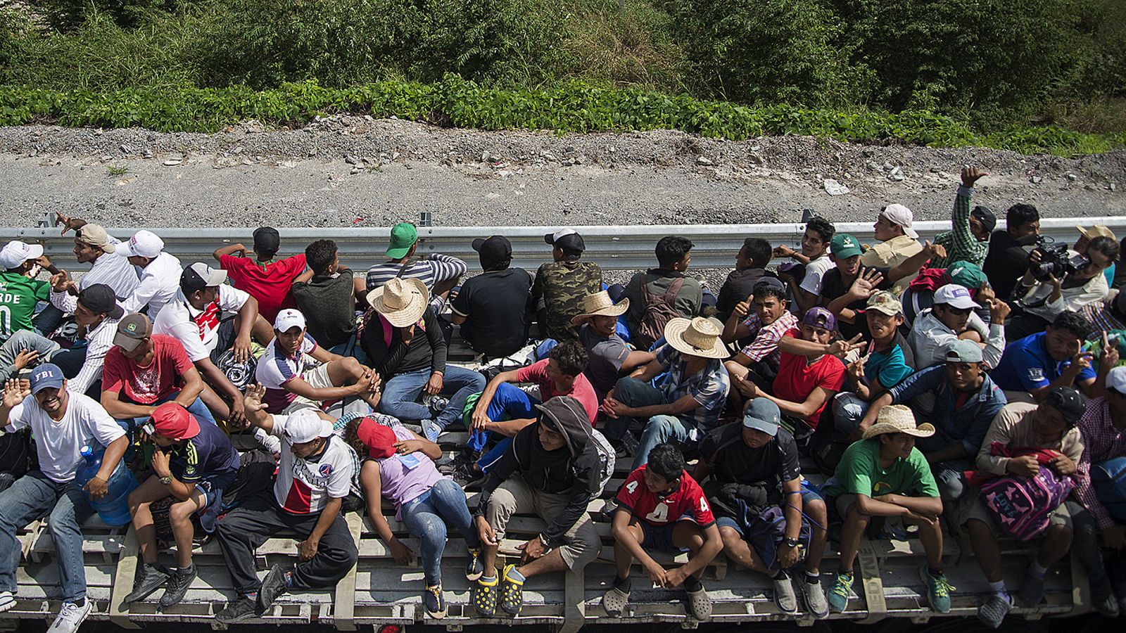 Migrantes centroamericanos cambian de ruta en su marcha por el sur de México