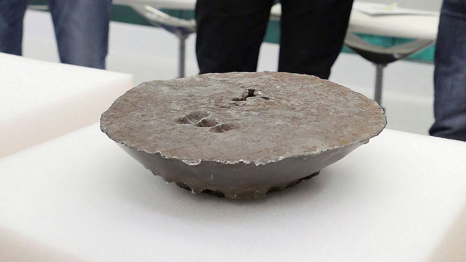 El lingote hallado tiene forma semiesférica y pesa ocho kilos.