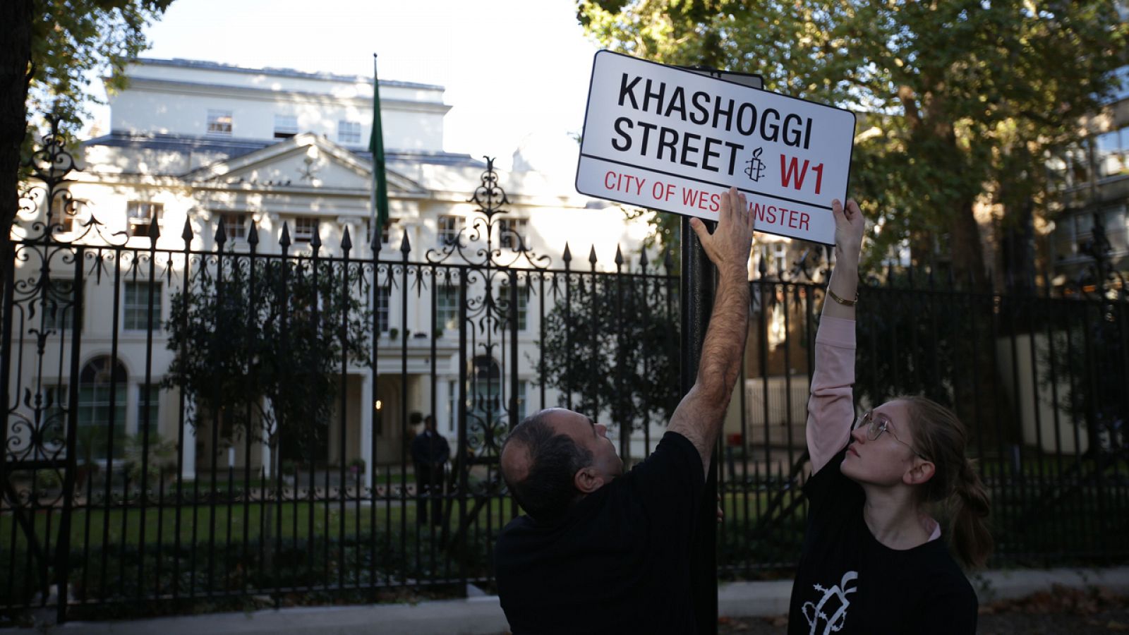 Activistas de Amnistía Internacional cuelgan un cartel de 'calle Khashoggi' frente a la embajada saudí en Londres