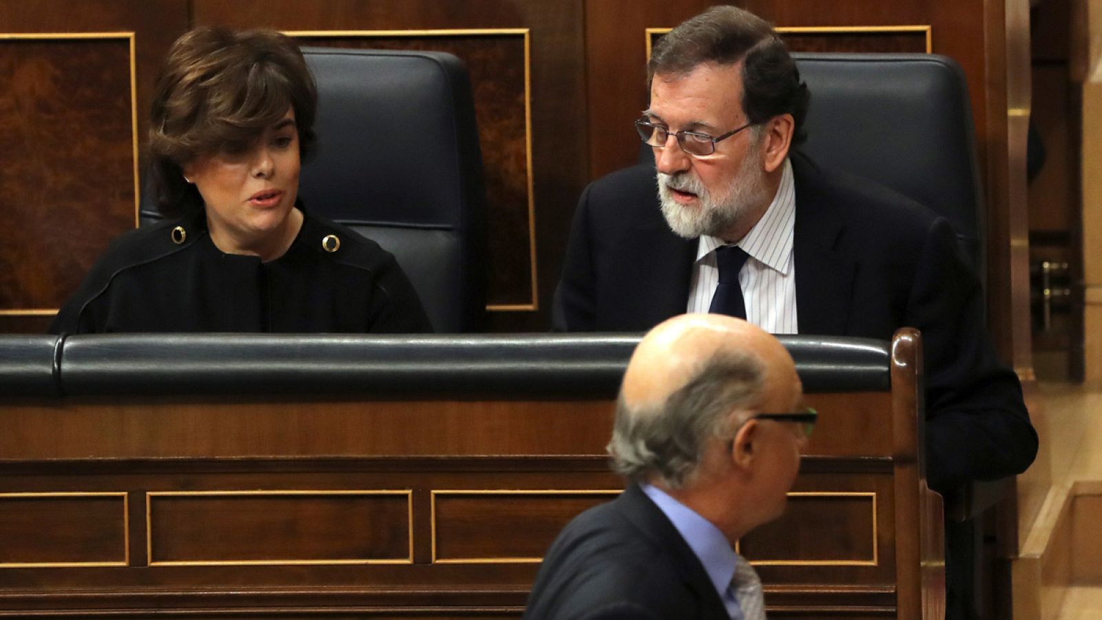 Cristóbal Montoro pasa ante Mariano Rajoy y Soraya Sáenz de Santamaría en el Congreso de los Diputados (15/11/2017)