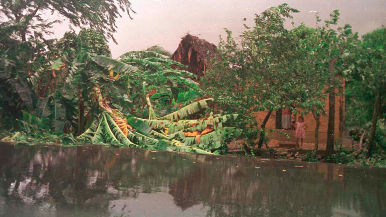 Casa devastada tras el paso del huracán Mitch