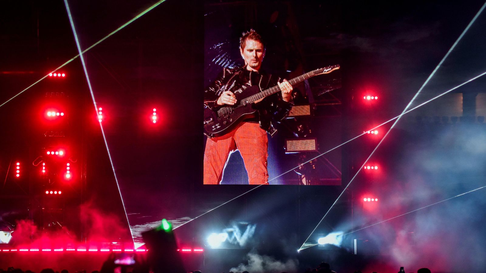 El vocalista de Muse, Matt Bellamy, durante el concierto en el estadio de San Mamés