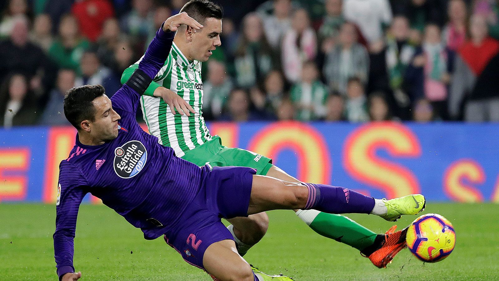 El centrocampista argentino del Real Betis Giovanni Lo Celso pelea un balón con Hugo Mallo, del Celta de Vigo.