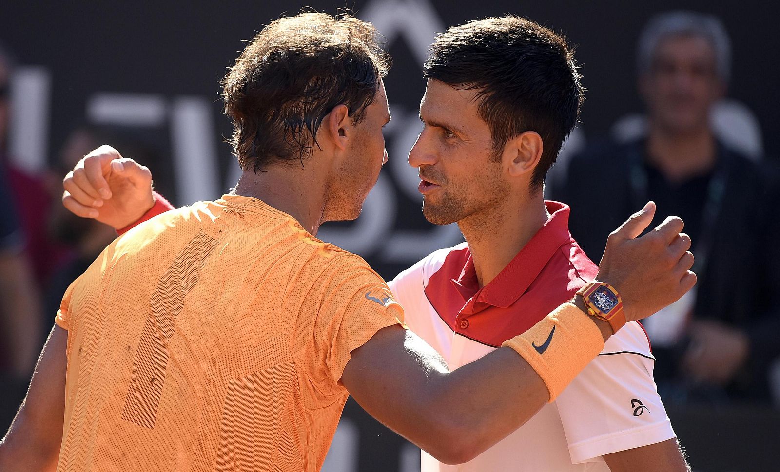 Nadal y Djokovic (derecha) se abrazan