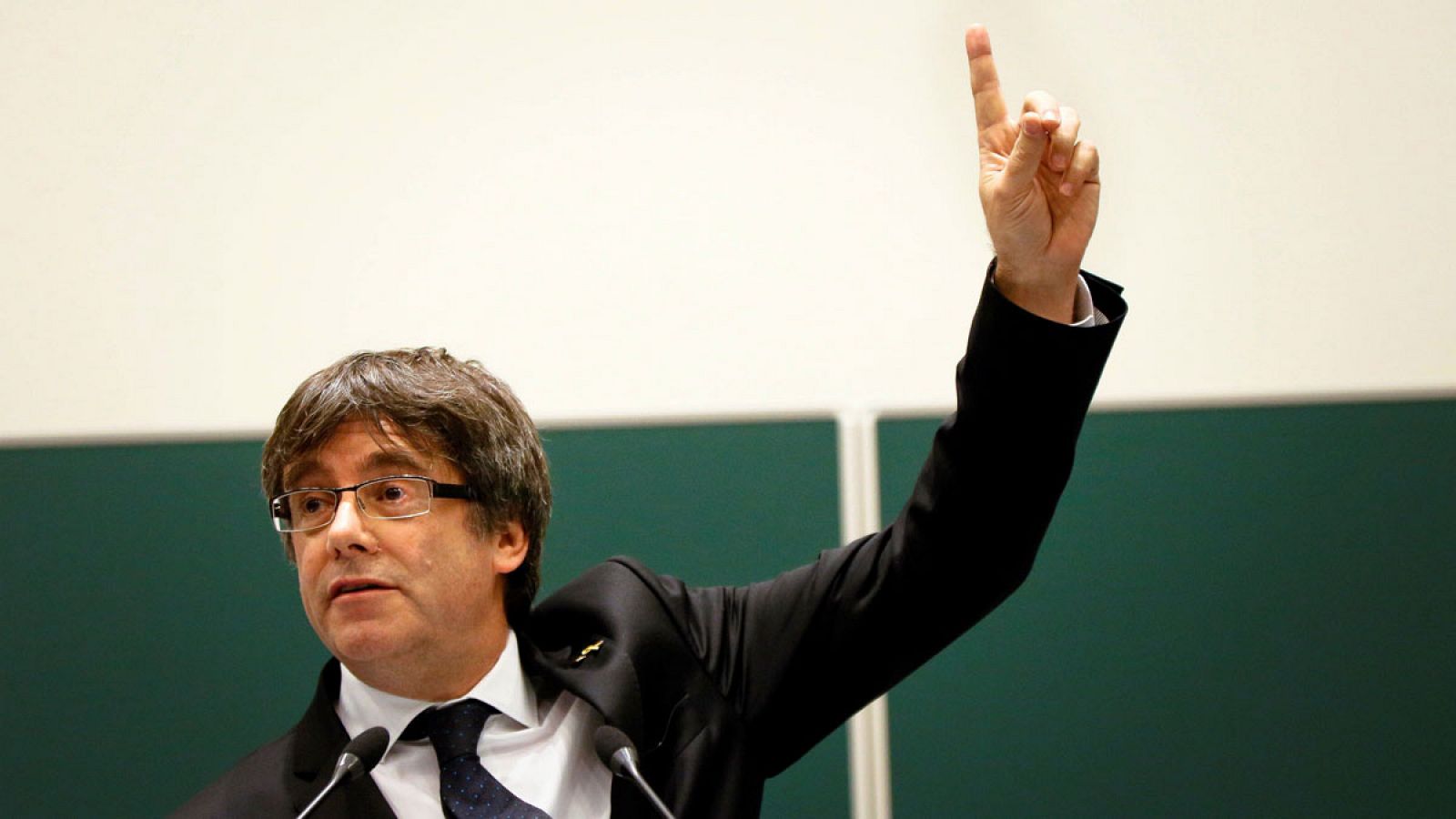 Puigdemont se ofrece a ser el número dos de Junqueras en una lista unitaria para las elecciones europeas