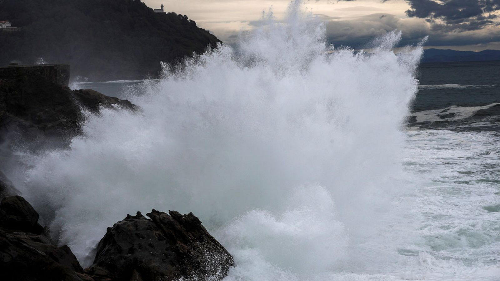 Olas de hasta 3'5 metros en el Paseo Nuevo de San Sebastian (Gipuzkoa)