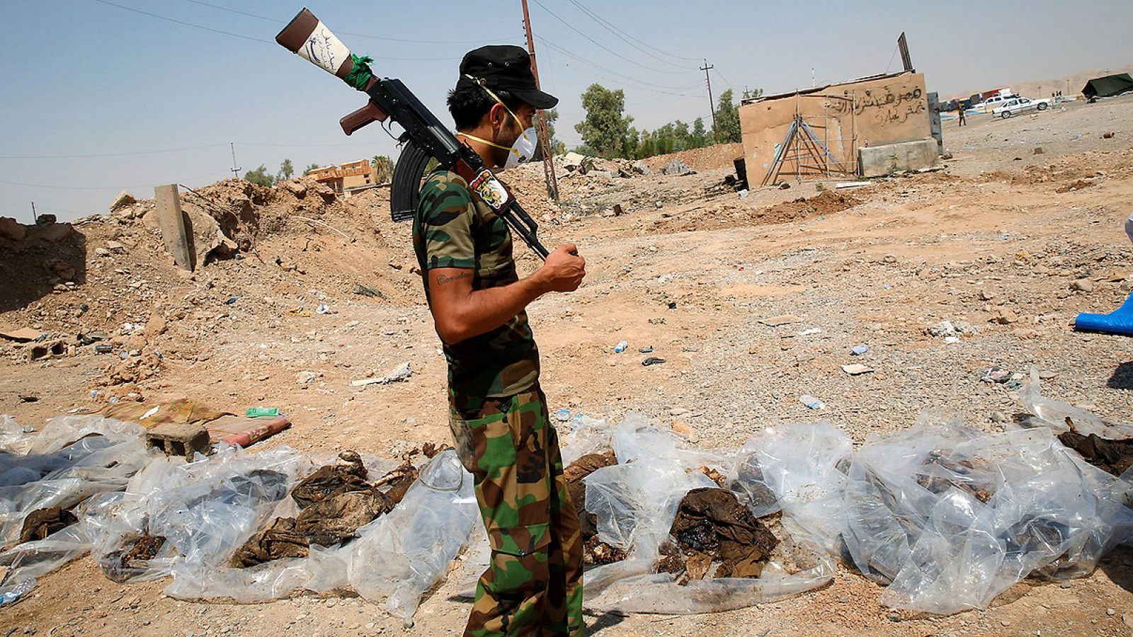 Fosa común a las afueras de la ciudad de Suleiman Pek, en Irak. REUTERS/Ahmed Jadallah