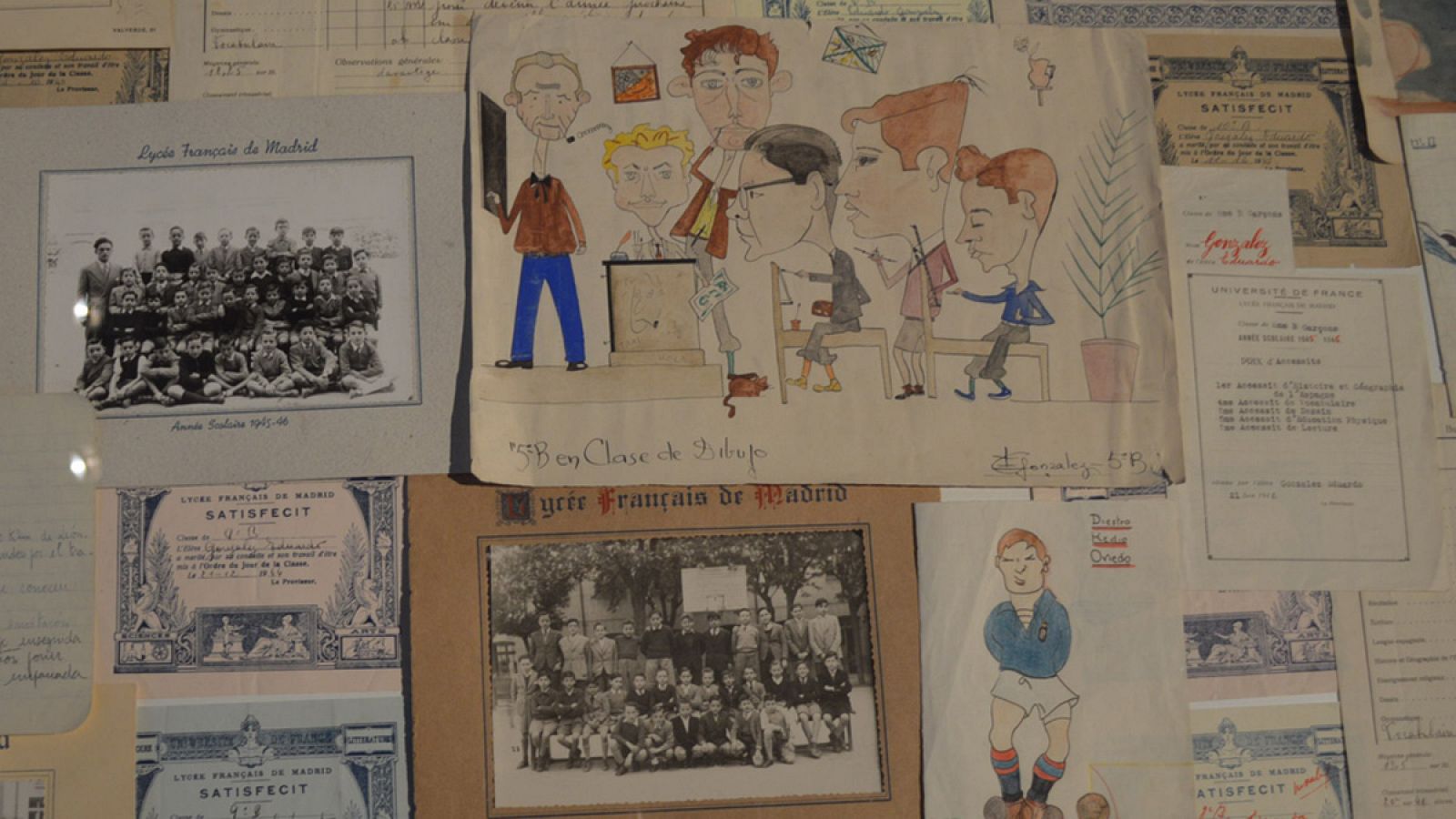 Caricaturas, cartillas de notas y redacciones de Eduardo Arroyo que estudio en el Liceo Francés