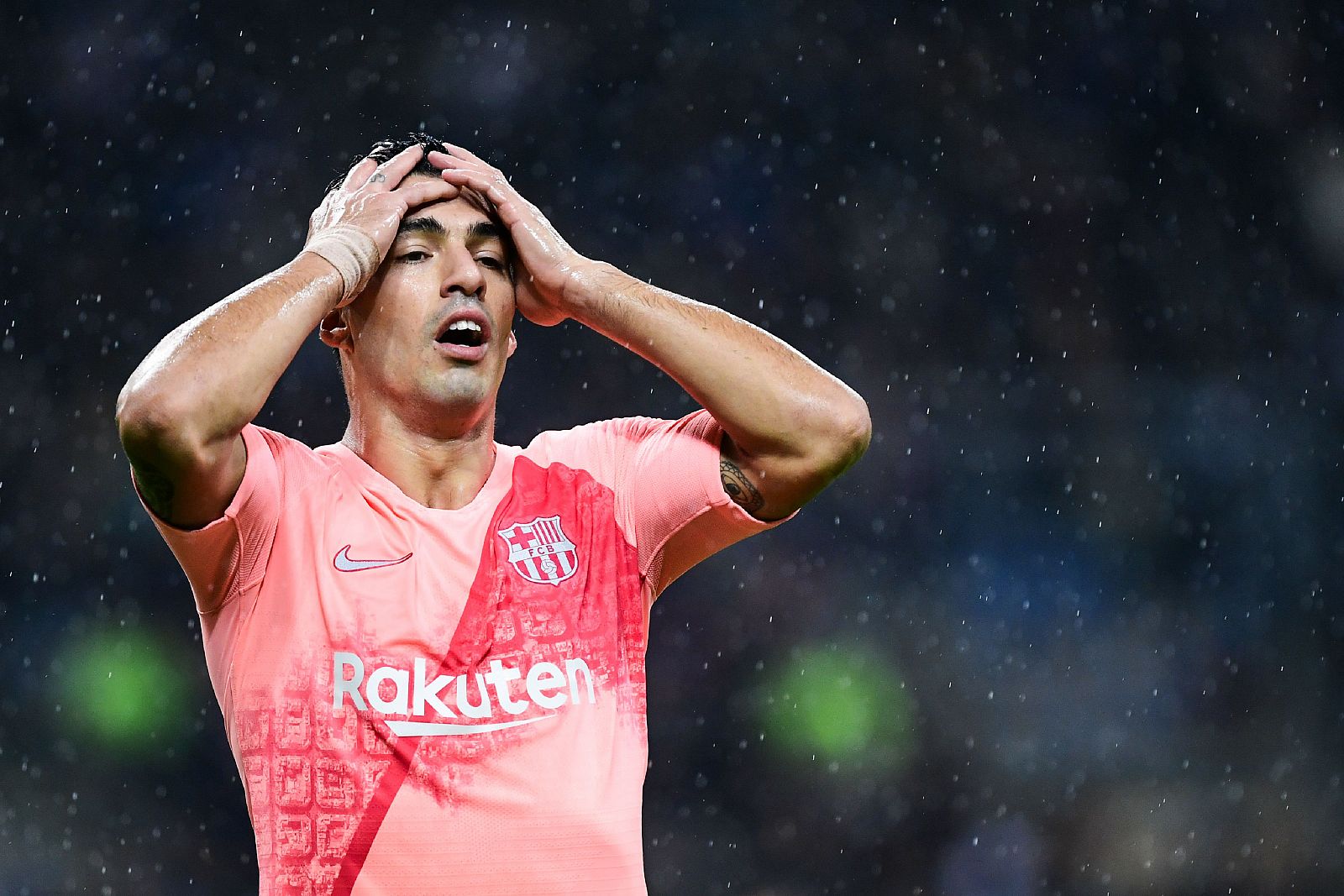 El uruguayo Luis Suárez se lamenta después de no aprovechar una ocasión de gol frente al Inter de Milán.