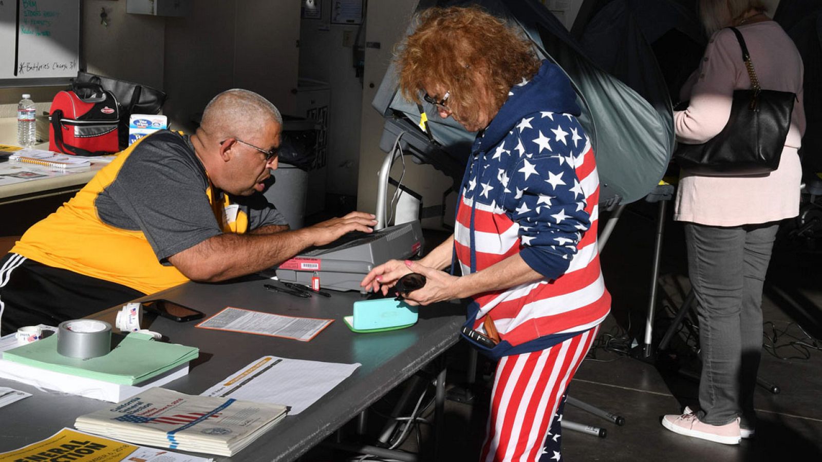 Una mujer vota en las legislativas estadounidenses en Californiia