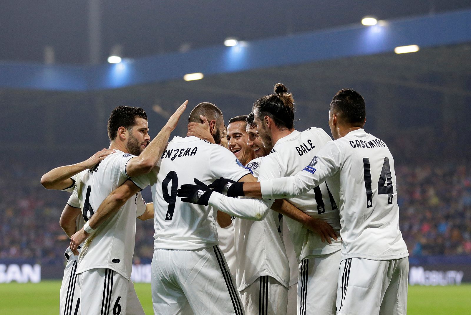 Los jugadores del Real Madrid celebran uno de los dos tantos anotados por Benzema.