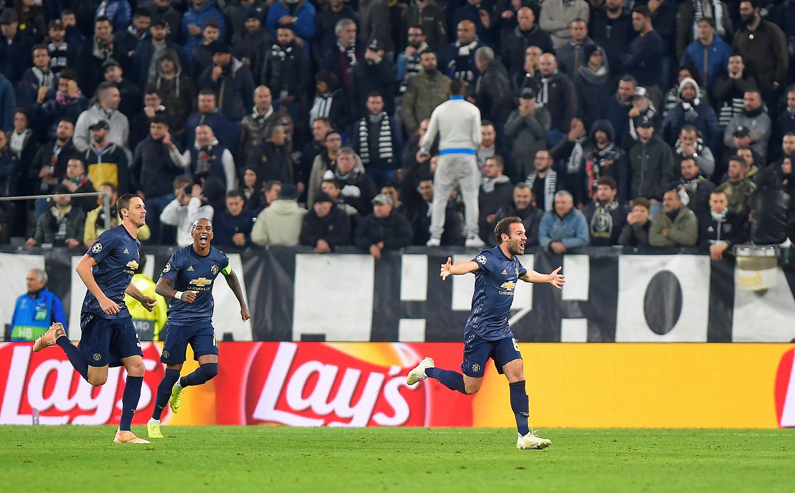 Mata, perseguido por sus compañeros, corre para celebrar su gol en Turín