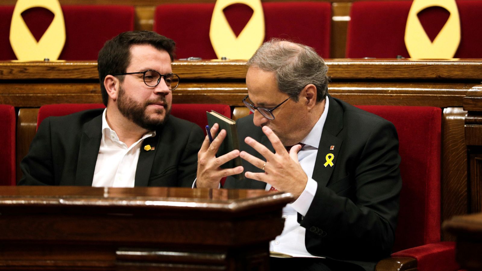 El presidente de la Generalitat, Quim Torra, habla con el vicepresidente del Govern y conseller de Economía, Pere Aragonès