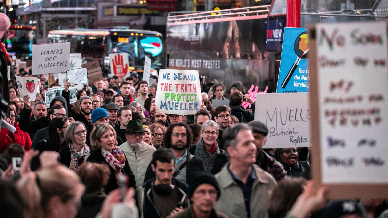 Una imagen de la manifestación para que siga la investigación sobre la trama rusa en Times Square, Nueva York.