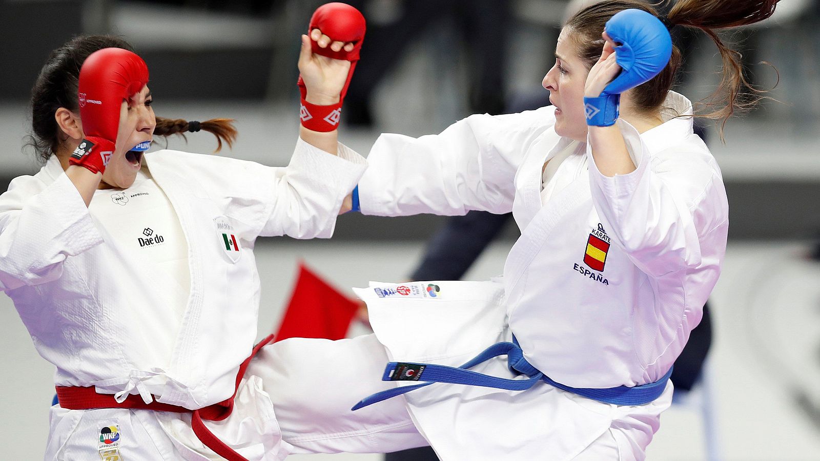 Las karatecas componentes de los equipos de España (dcha) y México durante su combate en la categoría Kumite por equipos femeninos.